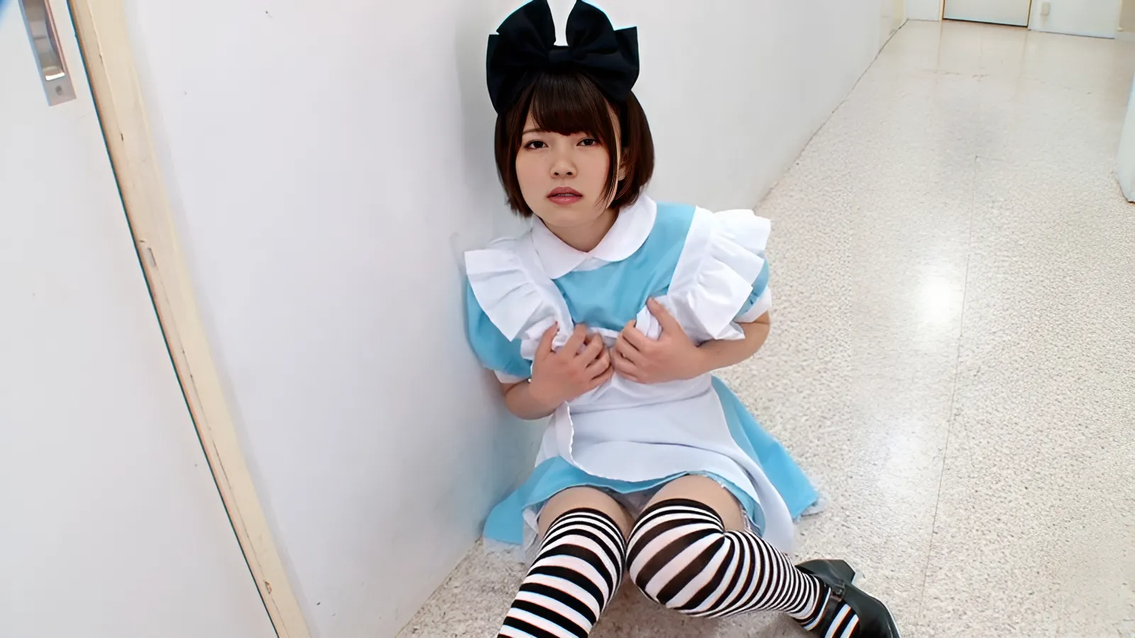 ARM-543 Chica cosplay se masturba y termina